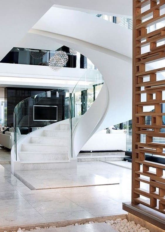 Полувинтовая бетонная лестница — Оглядка на интерьер комнаты